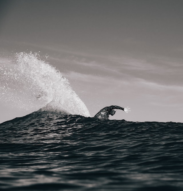 Playa tropical con olas perfectas para principiantes
